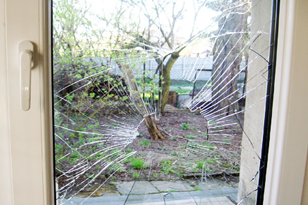 indbrud via vindue. Smadret vindue